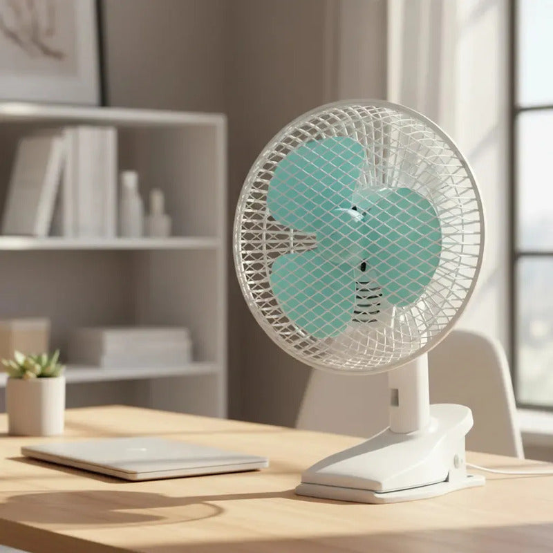 Ventilador compacto con pinza sobre escritorio